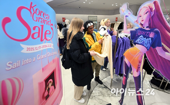 문화체육관광부와 한국방문의해위원회가 외국인의 방한 관광과 소비를 촉진하기 위한 쇼핑관광축제 '2026 코리아그랜드세일'을 내년 2월 22일까지 개최한다. 17일 서울 명동 에잇세컨즈 매장에서 외국인 관광객이 케이팝데몬헌터즈 협업 상품을 살펴보고 있다. [사진=정소희 기자]