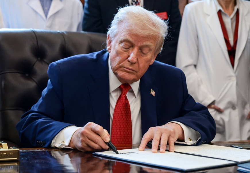 트럼프 미국 대통령이 행정 명령에 서명하고 있다. [사진=로이터/연합뉴스]