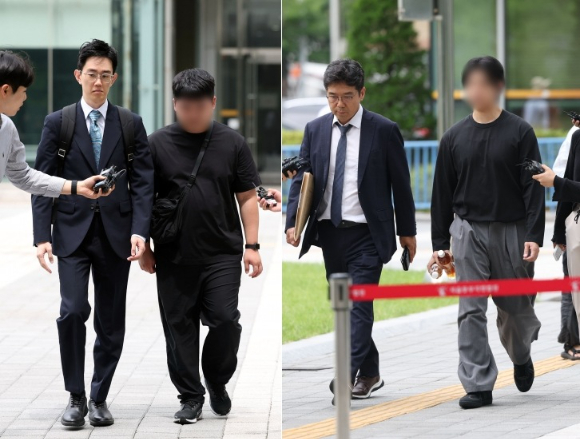 잠실 개표소 봉쇄 시위 첫날 경찰관을 폭행한 혐의를 받는 20대 남성들이 2일 서울 송파구 동부지법에서 열린 영장실질심사에 출석하기 위해 법정으로 향하고 있다. 2026.7.2 [사진=연합뉴스]