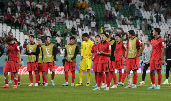 한국축구대표팀 선수들이 28일(한국시간) 열린 2022 카타르월드컵 조별리그 H조 2차전 가나와 경기에서 2-3으로 패한 뒤 아쉬워하면서 응원단에 인사를 하고 있다. [사진=뉴시스]