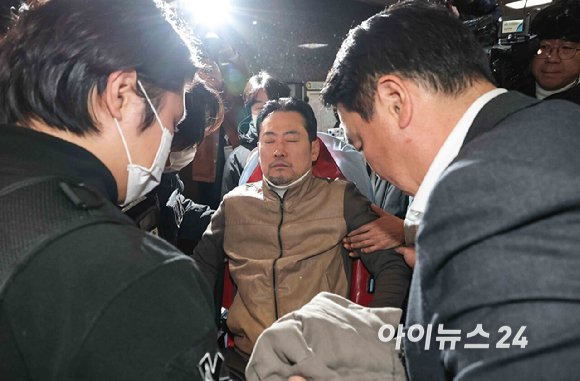 통일교&middot;공천헌금 '쌍특검'을 요구하며 8일째 단식을 진행 중인 장동혁 국민의힘 대표가 22일 서울 여의도 국회에서 단식을 중단하고 병원으로 이송되고 있다. [사진=곽영래 기자]