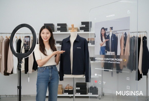 무신사 어필리에이트 마케팅 '무신사 큐레이터'가 추천 제품을 소개하는 예시 모습을 AI로 구현한 모습. [사진=무신사]