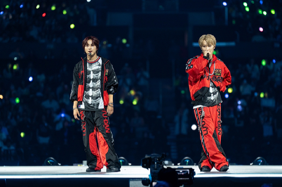 그룹 NCT 127이 지난 1일(현지시간)부터 3일까지 미국 로스앤젤레스 크립토닷컴 아레나에서 열린 K-팝 팬&아티스트 페스티벌 '케이콘 엘에이 2025(KCON LA 2025)' 무대에서 열띤 공연을 펼치고 있다. [사진=CJ ENM]