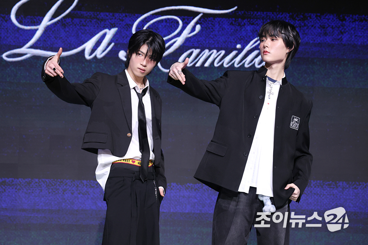 그룹 초코1(ChoCo1) 예찬, 태조가 24일 오후 서울 마포구 상암동 쇼킹케이팝센터에서 열린 초코엔터테인먼트 첫 패밀리 앨범 '초코 라 파밀리아(ChoCo La Familia)' 발매 기념 쇼케이스에 참석해 포즈를 취하고 있다. [사진=문수지 기자]
