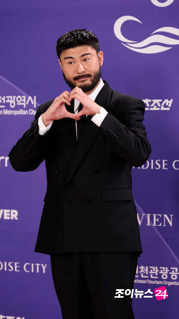 가수 카더가든이 31일 오후 인천시 영종구 운서동 파라다이스시티에서 열린 제5회 청룡시리즈어워즈 레드카펫 행사에 참석하고 있다. [사진=문수지 기자]
