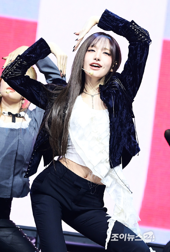 그룹 아이브 리즈가 23일 오후 서울 광진구 광장동 예스24라이브홀에서 열린 아이브(IVE) 정규 2집 '리바이브 플러스'(REVIVE+) 발매 기념 쇼케이스에서 '블랙홀' 무대를 선보이고 있다. [사진=정소희 기자]