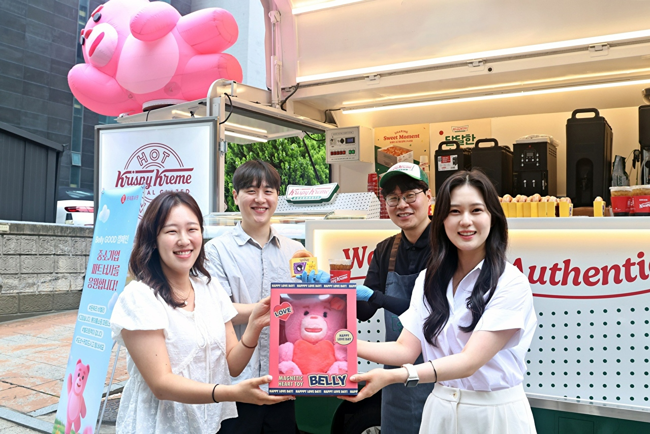 롯데홈쇼핑 임직원들이 서울 소재 파트너사를 직접 방문해 커피, 도넛 등 간식을 제공하며 파트너사에 감사의 마음을 전했다. [사진=롯데홈쇼핑 제공]