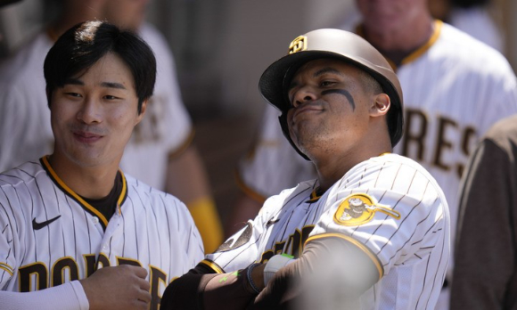 MLB 샌디에이고 김하성이 20일(한국시간) 열린 애틀랜타와 홈 경기에서 결승 홈런 친 후안 소토(오른쪽)와 함께 덕아웃에서 포즈를 취하고 있다. [사진=뉴시스]