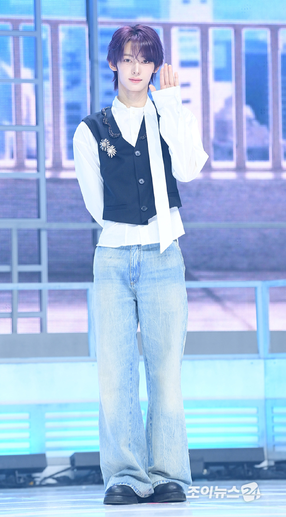 그룹 투어스 한진이 27일 오후 서울 광진구 광장동 예스24라이브홀에서 열린 투어스(TWS) 미니 5집 'NO TRAGEDY' 발매 기념 쇼케이스에서 참석하고 있다. [사진=정소희 기자]