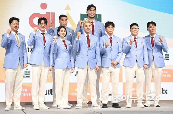 안정환, 박태환, 기보배, 서장훈, 하승진, 김영광, 김남일, 이형택, 윤석민이 14일 서울 여의도 페어몬트 앰배서더 서울에서 열린 JTBC 신규 예능 '예스맨' 제작발표회에서 포즈를 취하고 있다. [사진=곽영래 기자]