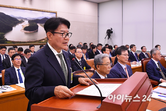 우희종 한국마사회장이 16일 서울 여의도 국회 농림축산식품해양수산위원회 국정감사에 출석해 업무보고를 하고 있다. [사진=곽영래 기자]