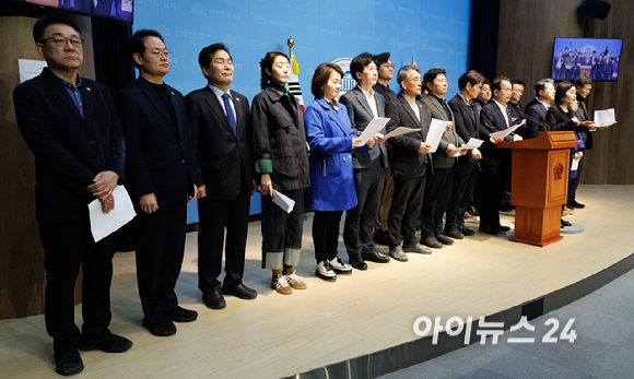 더불어민주당 재선의원들이 12일 오전 서울 여의도 국회에서 헌법재판소 선고 촉구 기자회견을 하고 있다. [사진=곽영래 기자]