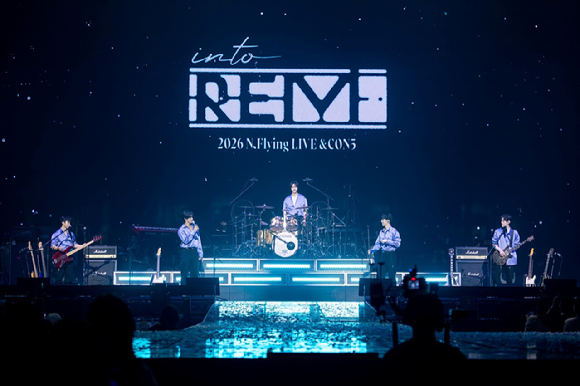 밴드 엔플라잉이 2026 N.Flying LIVE '&CON5 : into REM'(2026 엔플라잉 라이브 '엔콘5 : 인투 렘') 전국투어 서울 공연에서 팬들을 만나고 있다. [사진=FNC엔터테인먼트]