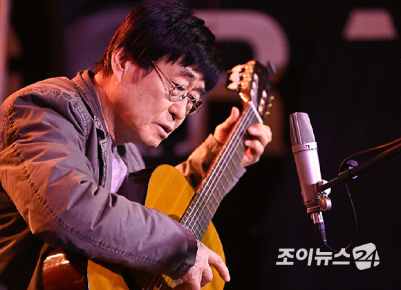 가수 김창완이 27일 서울 종로구 팡타개러지에서 열린 김창완밴드 싱글 'Seventy' 발매 기자간담회에서 무대를 선보이고 있다. [사진=곽영래 기자]