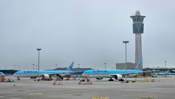 인천공항 터미널에 대한항공 비행기가 보이고 있다. [사진=아이뉴스24 DB]