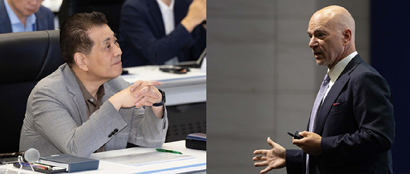 장인화 포스코그룹 회장이 22일 포스코 송도 글로벌R&D센터에서 열린 2025 포스코포럼에서 기조강연자인 앤드류 맥아피 MIT 경영대학원 교수와 대화를 나누고 있다. [사진=포스코]