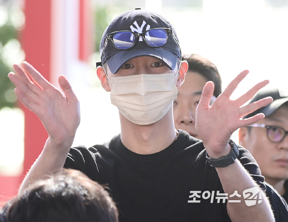 군복무 중인 배우 이재욱이 8일 부산 해운대구 영화의전당에서 열린 제31회 부산국제영화제 '꿀알바' 오픈토크를 보러 현장에 방문하고 있다. [사진=정소희 기자]
