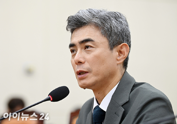 강신철 국방부 장관 후보자가 16일 서울 여의도 국회 국방위원회에서 열린 인사청문회에서 질의에 답변하고 있다. [사진=곽영래 기자]