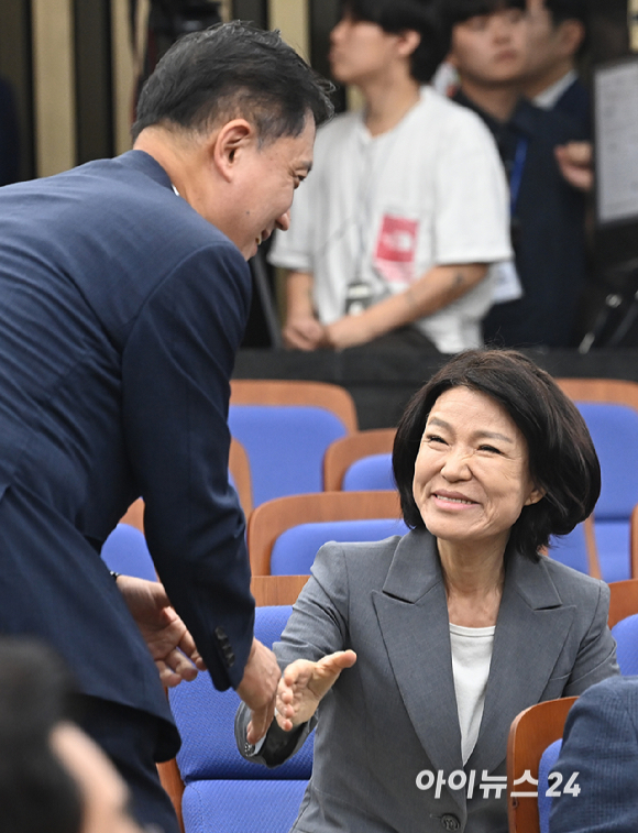 국민의힘 김태규, 이진숙 의원이 10일 서울 여의도 국회에서 열린 2026 원내대표 선출 의원총회에서 인사를 하고 있다. [사진=곽영래 기자]