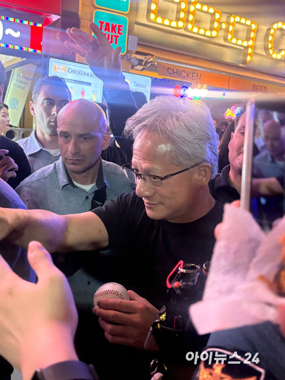 젠슨 황 엔비디아 최고경영자(CEO)가 5일 서울 마포구 서교동의 한 고깃집에서 최태원 SK회장, 구광모 LG회장, 이해진 네이버 의장과 삼겹살 회동을 마치고 기념촬영을 하고 있다. [사진=곽영래 기자]