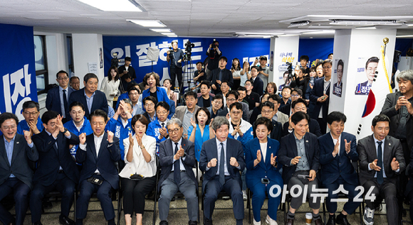 이인영, 고민정을 비롯한 더불어민주당 의원들과 이재정 대한적십자사 경기도지사 회장, 정원오 더불어민주당 서울시장 후보 선거 캠프 관계자들이 3일 서울 중구에 마련된 선거캠프 사무실에서 출구 조사 결과를 확인 후 환호하고 있다. [사진=곽영래 기자]