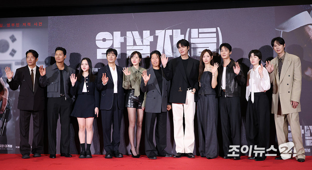 배우 박지환, 박훈, 최유리, 박해일, 엄지원, 유해진, 이민호, 류혜영, 장률, 심은경, 박성훈이 31일 서울 강남구 삼성동 메가박스 코엑스점에서 진행된 영화 '암살자(들)'(감독 허진호) 쇼케이스에 참석해 포즈를 취하고 있다. [사진=문수지 기자]