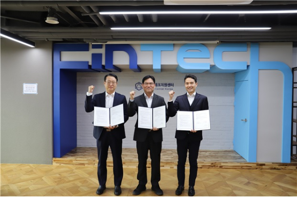 (왼쪽부터) 이승석 대표이사, 한국핀테크지원센터 변영한 이사장, 코로프라넥스트 일본법인 Yamakami Shintaro 대표이사, 코로프라넥스트코리아 한홍원 대표이사가 업무협약을 맺은 후 기념촬영하고 있다. [사진=한국핀테크지원센터]