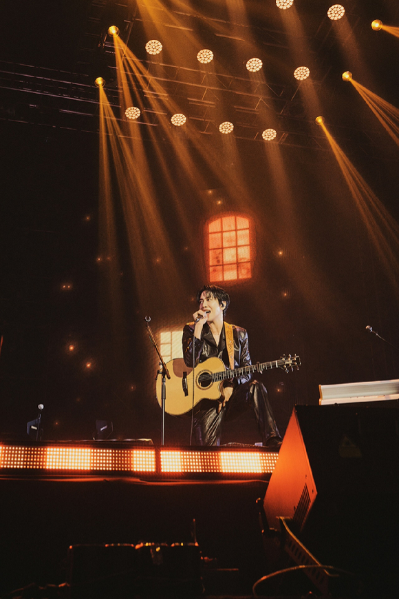 밴드 씨엔블루가 서울 티켓링크 라이브 아레나(구 올림픽공원 핸드볼경기장)에서 2026 CNBLUE LIVE '3LOGY'(2026 씨엔블루 라이브 '쓰릴로지')를 개최하고 관객들을 만나고 있다. [사진=FNC엔터테인먼트]