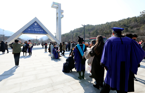 서울대학교 졸업생들이 지난해 서울 관악구 서울대학교 정문 앞에서 2023년 서울대학교 제77회 학위수여식을 앞두고 기념촬영을 위해 줄지어 서 있다. [사진=뉴시스]