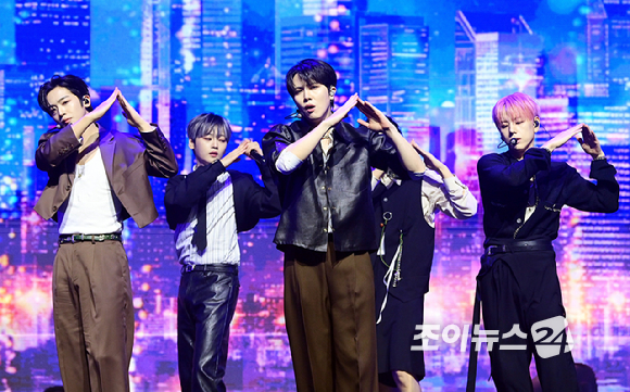 그룹 위아이가 29일 오후 서울 광진구 예스24라이브홀에서 열린 위아이(WEi) 여덟 번째 미니앨범 '원더랜드' 발매 기념 쇼케이스에 참석해 타이틀곡 '홈' 무대를 선보이고 있다. [사진=정소희 기자]