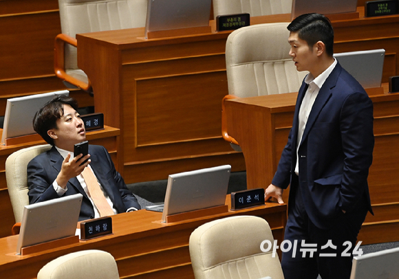 이준석 개혁신당 의원이 11일 서울 여의도 국회에서 열린 본회의에서 김재석 국민의힘 의원과 대화를 하고 있다. [사진=곽영래 기자]