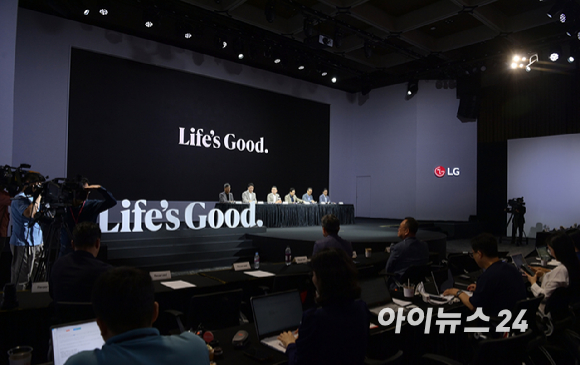 [포토]취재진 질문에 답하는 조주완 LG전자 사장