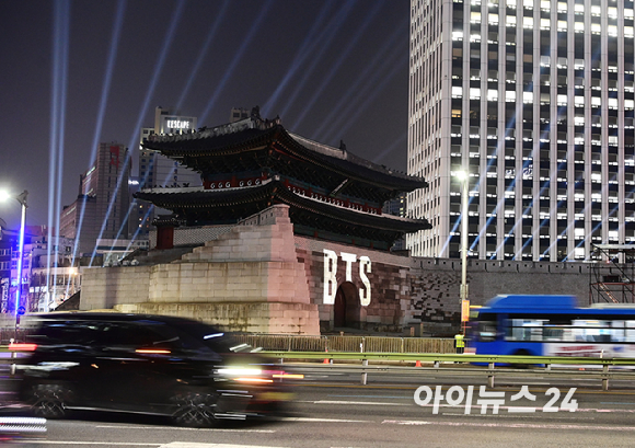 방탄소년단(BTS) 3년 9개월 만에 완전체로 컴백한 가운데 20일 오후 서울 숭례문에서 'BTS 더 시티 아리랑 서울' 미디어 파사드가 펼쳐지고 있다. [사진=정소희 기자]