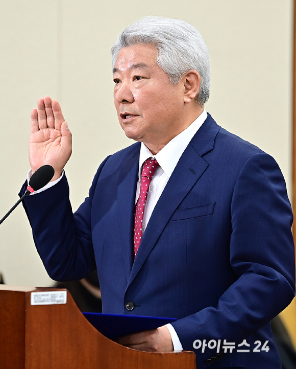 김홍일 방송통신위원장 후보자가 27일 오전 서울 여의도 국회에서 인사청문회에서 선서를 하고 있다. [사진=곽영래 기자]