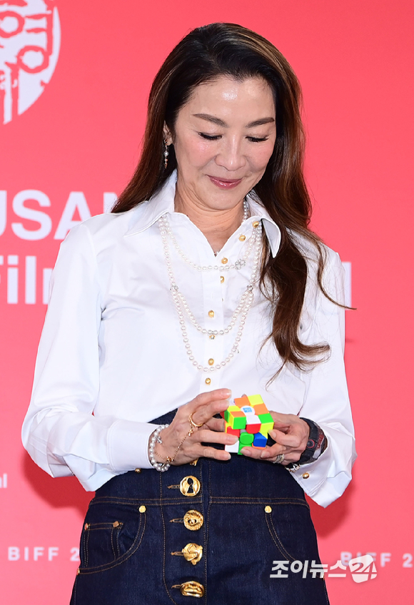 배우 양지경이 7일 부산 해운대구 영화의전당에서 열린 제31회 부산국제영화제 아시아영화인상 갈라 프레젠테이션 '우리 할머니는 큐브왕' 행사를 갖고 있다. [사진=정소희 기자]