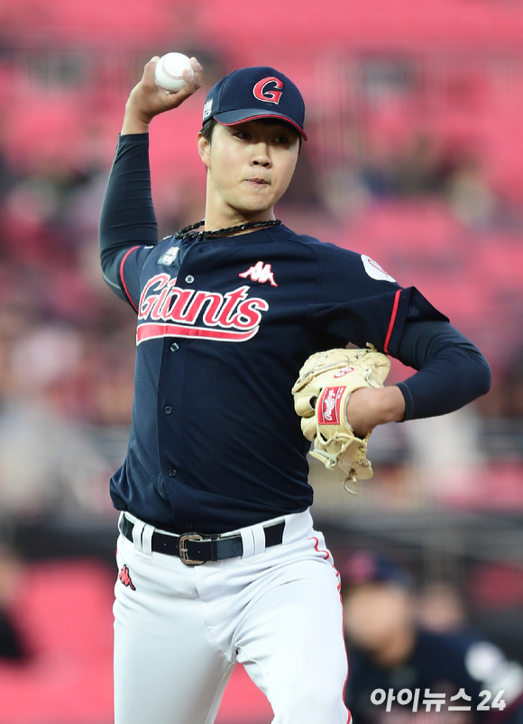 지난 2017년 롯데 자이언츠에 1차 지명돼 입단한 윤성빈(투수)이 2023 스프링캠프 일정을 조기 마감했다. 그는 지난 2일 한화 이글스와 연습경기 두 번째 투수로 등판했으나 투구 후 햄스트링 통증을 호소해 다음날 귀국했다. 그는 왼쪽 햄스트링 부상을 당했다. [사진=정소희 기자]