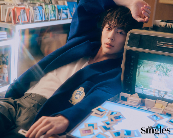 배우 배인혁이 화보 촬영에서 포즈를 취하고 있다. [사진=싱글즈]