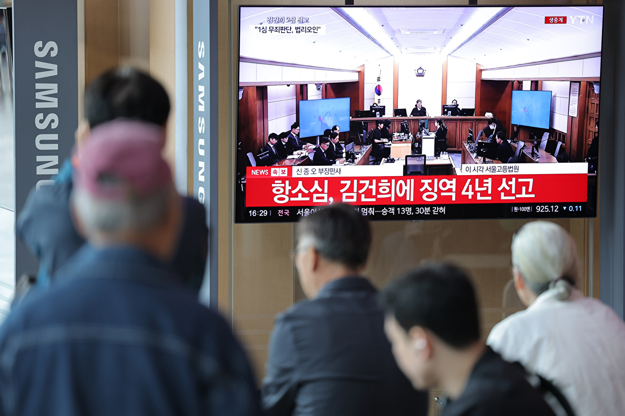 도이치모터스 주가조작과 통일교 금품수수 등 혐의로 재판에 넘겨진 김건희 여사가 28일 서울 서초구 서울고등법원에서 열린 항소심 선고공판에서 선고를 듣고 있다. 김 여사는 이날 1심보다 무거운 징역 4년을 선고받았다. 2026.4.28 [서울고법 제공. 재판매 및 DB금지] [사진=연합뉴스]