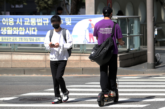 서울 강남 인근에서 안전 장비를 착용하지 않은 시민이 킥보드를 이용하고 있다. [사진=뉴시스]