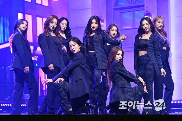 그룹 프로미스나인이 17일 오후 서울 용산구 한남동 블루스퀘어에서 열린 프로미스나인(fromis_9) 미니 4집 앨범 'Midnight Guest'(미드나잇 게스트)' 쇼케이스에 참석해 수록곡 'Escape Room' 무대를 선보이고 있다. [사진=정소희 기자]