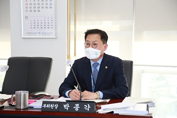 박종각 의원이 지난 23일 성남시의회 경제환경위원회에서 보이스피싱 피해방지를 위한 ‘성남시 전기통신금융사기 피해방지 지원 조례안’을 발의하고 있다. [사진=성남시의회]
