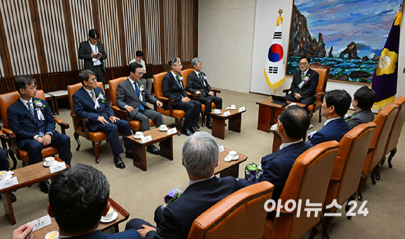우원식 국회의장이 17일 국회에서 열린 제77주년 제헌절 경축식에 앞서 4부요인 및 감사원장, 여야 지도부 등과 환담하고 있다. [사진=곽영래 기자]