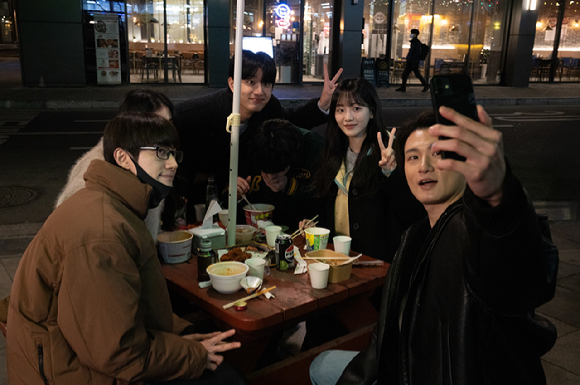배우 김재원과 조이현이 영화 '최종면접'에서 연기 호흡을 맞추고 있다. [사진=NEW]