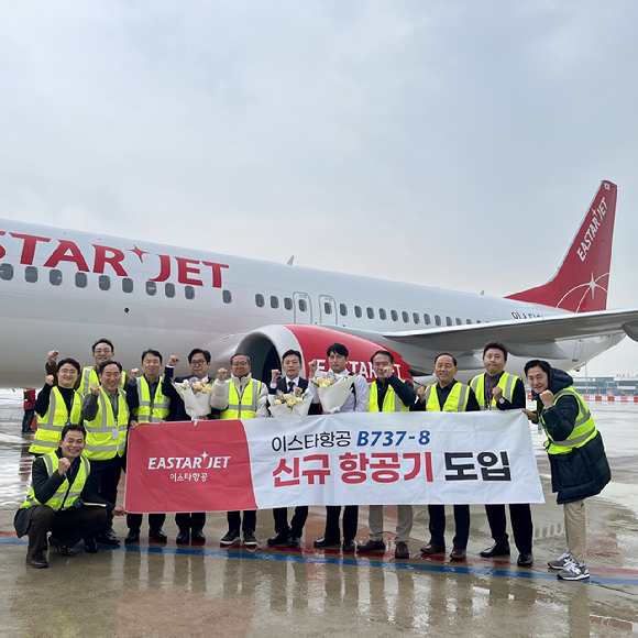이스타항공 조중석 대표(오른쪽 일곱 번째)를 비롯한 임직원들이 지난 16일 오후 김포국제공항에서 20호기 도입을 맞아 기념 촬영을 하고 있다. [사진=이스타항공]
