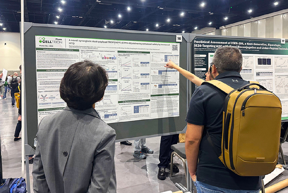 미국 샌디에이고에서 열린 AACR 현장에서 참가자들이 셀트리온제약의 듀얼페이로드 ADC 연구 포스터를 살펴보고 있다. [사진=셀트리온제약 제공]