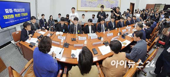 박주민 국회 보건복지위원장과 한성존 대한전공의협의회 비상대책위원장이 14일 서울 여의도 국회에서 열린 '중증 핵심의료 재건을 위한 간담회'에서 만나 이야기하고 있다. [사진=곽영래 기자]