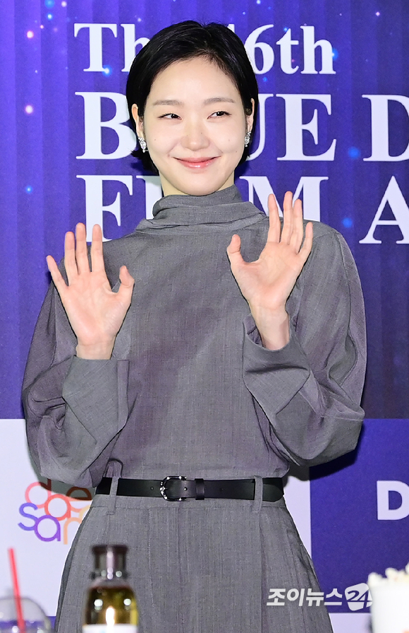 배우 김고은이 29일 오전 서울 영등포구 CGV 여의도에서 열린 제45회 청룡영화상 수상자들과 함께하는 핸드프린팅 행사에 참석하고 있다. [사진=정소희 기자]