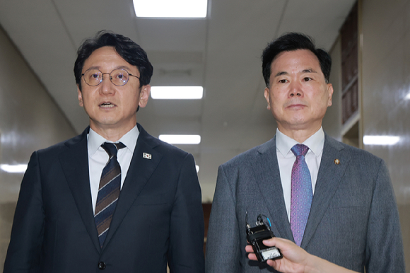 더불어민주당 천준호 원내운영수석부대표와 국민의힘 김승수 원내운영수석부대표가 30일 국회에서 6&middot;3 투표용지 부족 사태에 대한 선거관리위원회 특검법안의 세부 내용에 대해 양당이 합의했다고 발표하고 있다. 2026.7.30 [사진=연합뉴스]