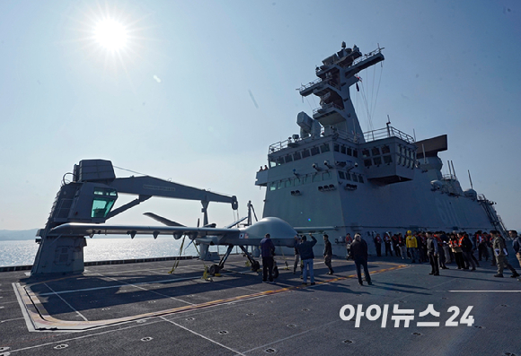 12일 포항 해상에 위치한 해군 독도함에서 실시된 '대형플랫폼 함정 무인기 운용 전투 실험' 에서 미국 제너럴 아토믹스(General Atomics)에서 개발 중인 고정익 무인기 모하비(Mojave)가 이륙을 준비하고 있다. [사진=사진공동취재단]