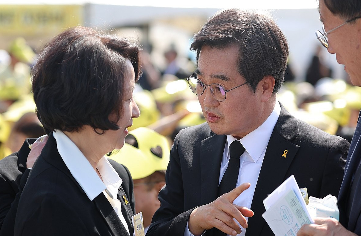 김동연 경기도지사와 더불어민주당 추미애 경기도지사 당시 후보가 지난 4월 16일 경기도 안산 화랑유원지에서 열린 세월호 참사 12주기 기억식에서 대화하고 있다. 2026.4.16 [사진=연합뉴스]